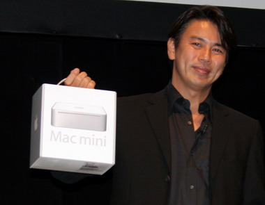 Mac mini を持つ前刀氏